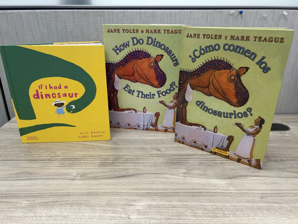 three books: If I had a dinosaur; How Do Dinosaurs Eat Their Food?; Como comen los dinosaurios?